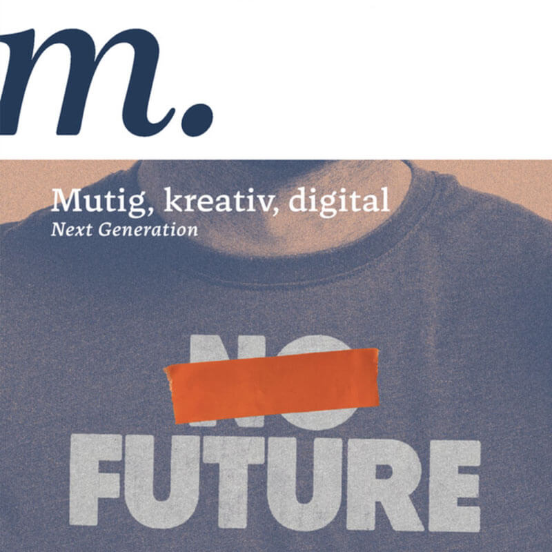 Cosmopolitanschool Berlin Eine Person trägt ein Hemd mit der Aufschrift "NO FUTURE", wobei das Wort "NO" durch orangefarbenes Klebeband verdeckt ist. Darüber steht ein Text: "Mutig, kreativ, digital - Next Generation. loading=