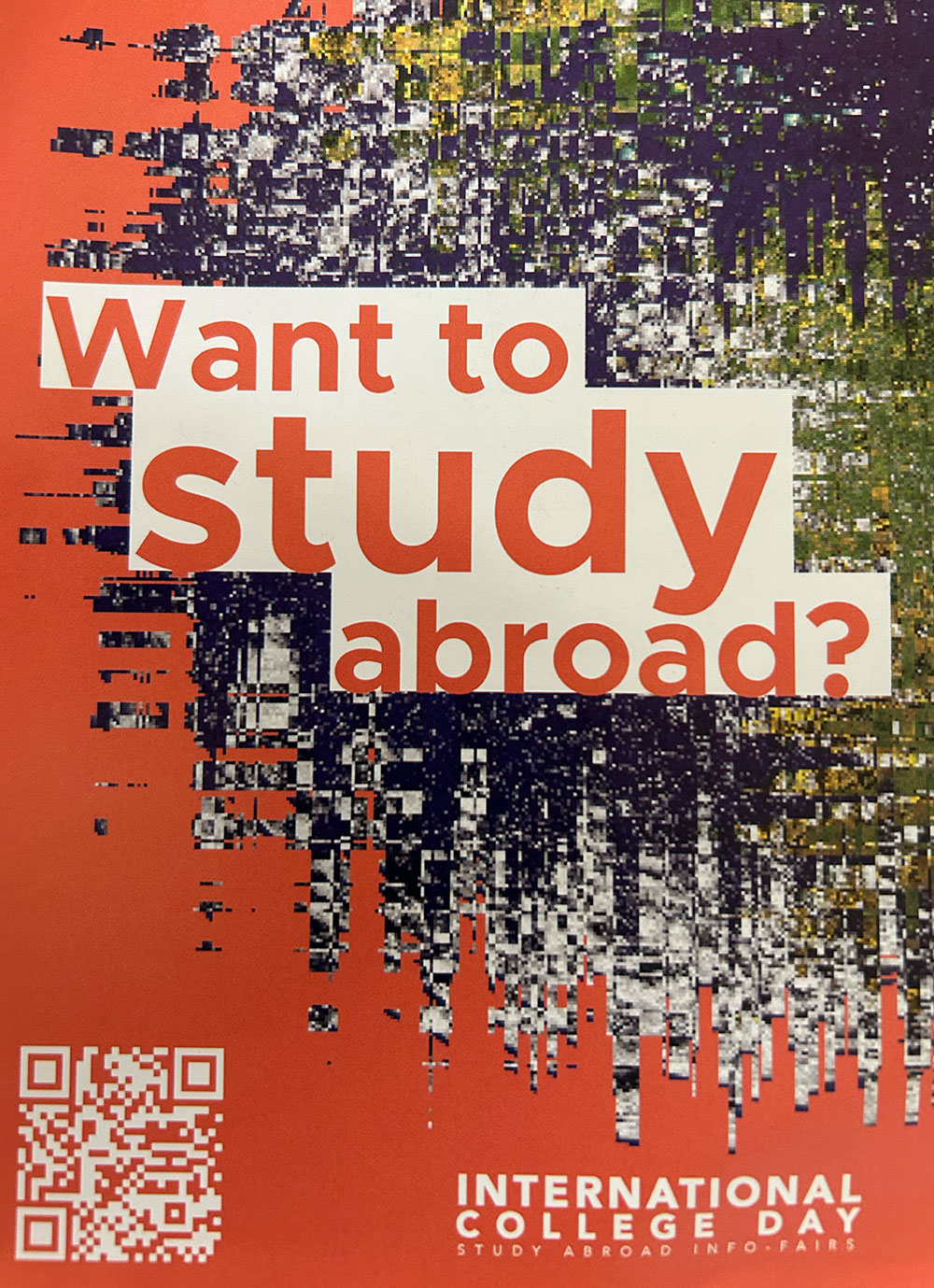 Cosmopolitanschool Berlin Ein rotes Plakat mit verpixelter Grafik und fettem weißem und orangefarbenem Text, auf dem steht: "Willst du im Ausland studieren?" Am unteren Rand befindet sich ein QR-Code sowie der Hinweis "International College Day". Automatisch gespeicherter Entwurf. Info-Messen zum Studium im Ausland". loading=