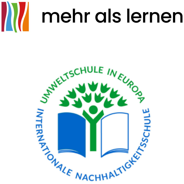 Cosmopolitanschool Berlin Oben das Logo von "mehr als lernen", darunter das Logo der "Umweltschule in Europa / Internationale Nachhaltigkeitsschule" mit einem stilisierten Baum, einer Person und einem aufgeschlagenen Buch in den Farben Grün und Blau. loading=