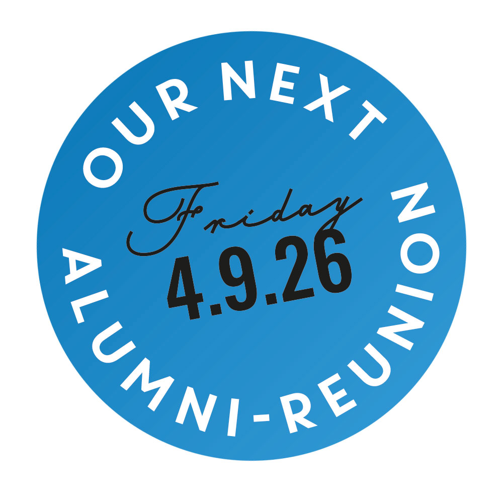 Cosmopolitanschool Berlin Ein blaues, kreisförmiges Abzeichen mit weißem Text "Our Next Alumni Reunion" und schwarzer Schrift in der Mitte, auf der "Friday 4.9.26" steht - ein automatisch gespeicherter Entwurf, der die Vorfreude auf diesen besonderen Tag einfängt. loading=