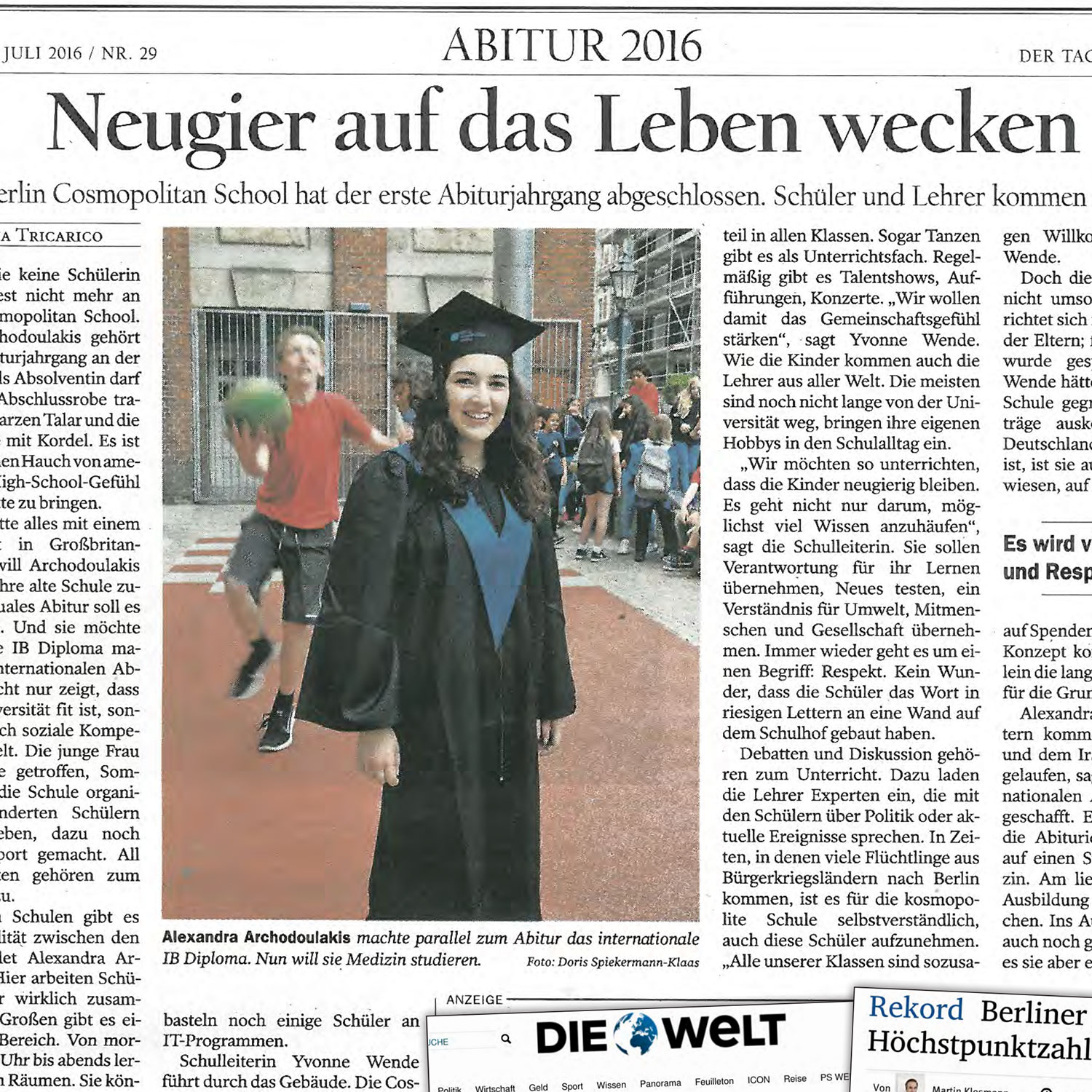 Cosmopolitanschool Berlin Eine junge Frau mit schwarzer Abschlussmütze und Talar lächelt und winkt nach draußen, während im Hintergrund mehrere Schüler in Freizeitkleidung und mit Rucksäcken zu sehen sind. Das Bild ist Teil eines deutschen Zeitungsartikels über Abschlussfeiern. loading=