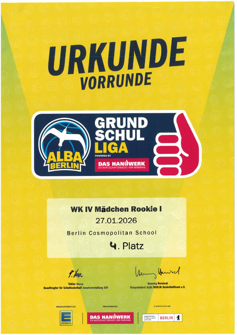 Cosmopolitanschool Berlin Eine gelbe Urkunde für BCS-Grundschülerinnen, verliehen von der ALBA-Grundschulliga an die Berlin Cosmopolitan School für den 4. Platz im WK IV Mädchen Rookie I, datiert 27.01.2026, mit Logos und offiziellen Unterschriften. loading=