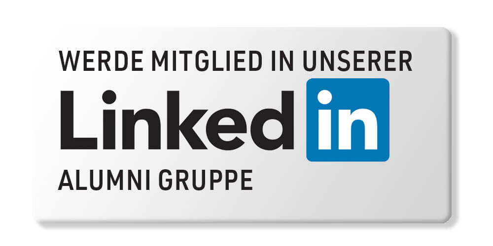 Cosmopolitanschool Berlin Auf einem deutschen Schild steht: Werde Mitglied in unserer LinkedIn Alumni Gruppe und lade Menschen ein, einer Alumni-Gruppe auf LinkedIn beizutreten. Das LinkedIn-Logo ist in der Mitte gut sichtbar angebracht.
