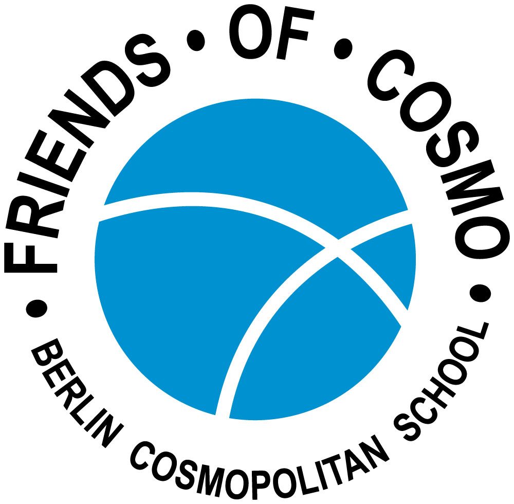Cosmopolitanschool Berlin Logo mit einem blauen Kreis mit sich kreuzenden weißen Linien, umgeben von dem Text FRIENDS OF COSMO und BERLIN COSMOPOLITAN SCHOOL in schwarzen Großbuchstaben. loading=