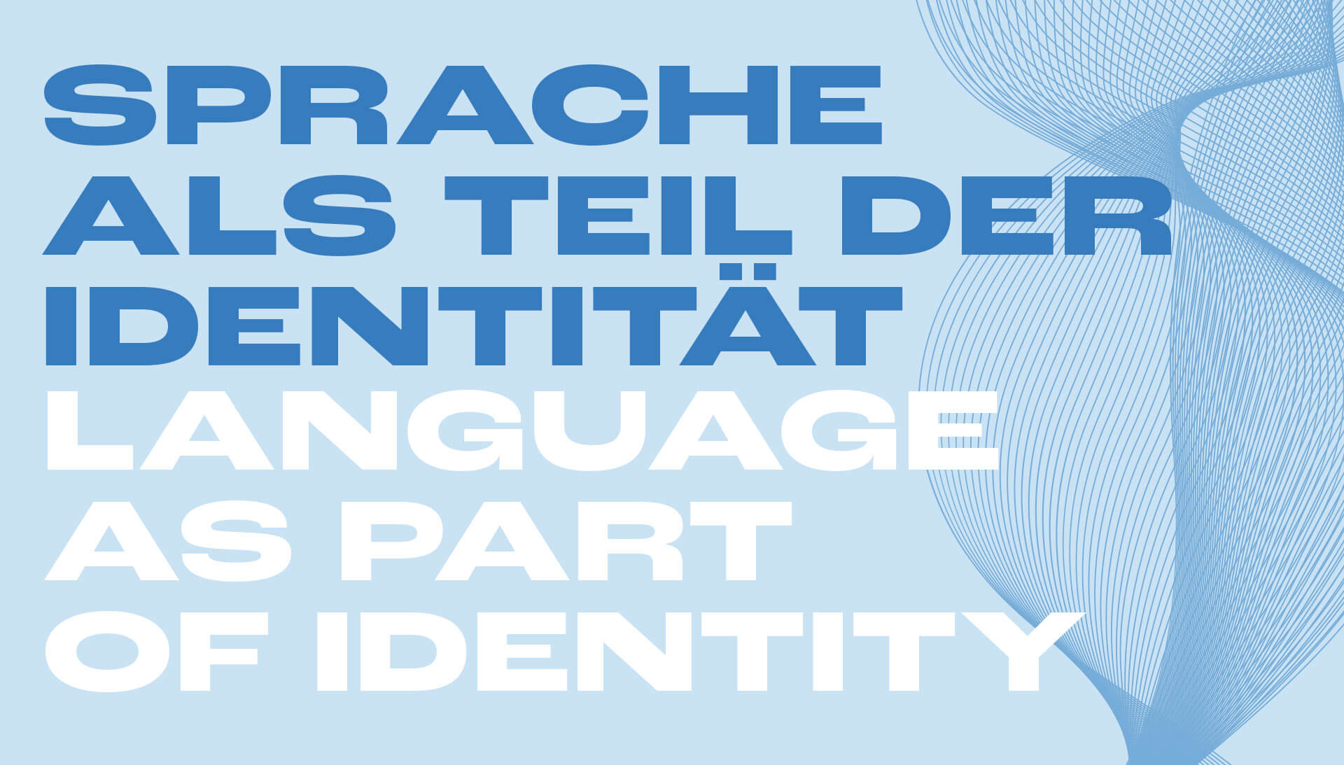 Cosmopolitanschool Berlin Der Text in Deutsch und Englisch lautet: SPRACHE ALS TEIL DER IDENTITÄT / LANGUAGE AS PART OF IDENTITY auf hellblauem Hintergrund mit abstrakten blauen Wellenmustern auf der rechten Seite - perfekt für Veranstaltungen, die sich mit Sprache und Identität befassen, wie z.B. eine BCS-Poesie-Lesung. loading=