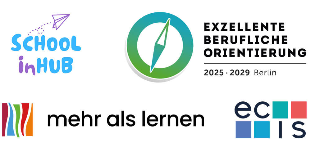 Cosmopolitanschool Berlin Die Logos von Berlin Cosmopolitan School, School in Hub, Exzellente Berufliche Orientierung 2025-2029 Berlin, mehr als lernen und ECIS sind gemeinsam auf einem weißen Hintergrund zu sehen. loading=