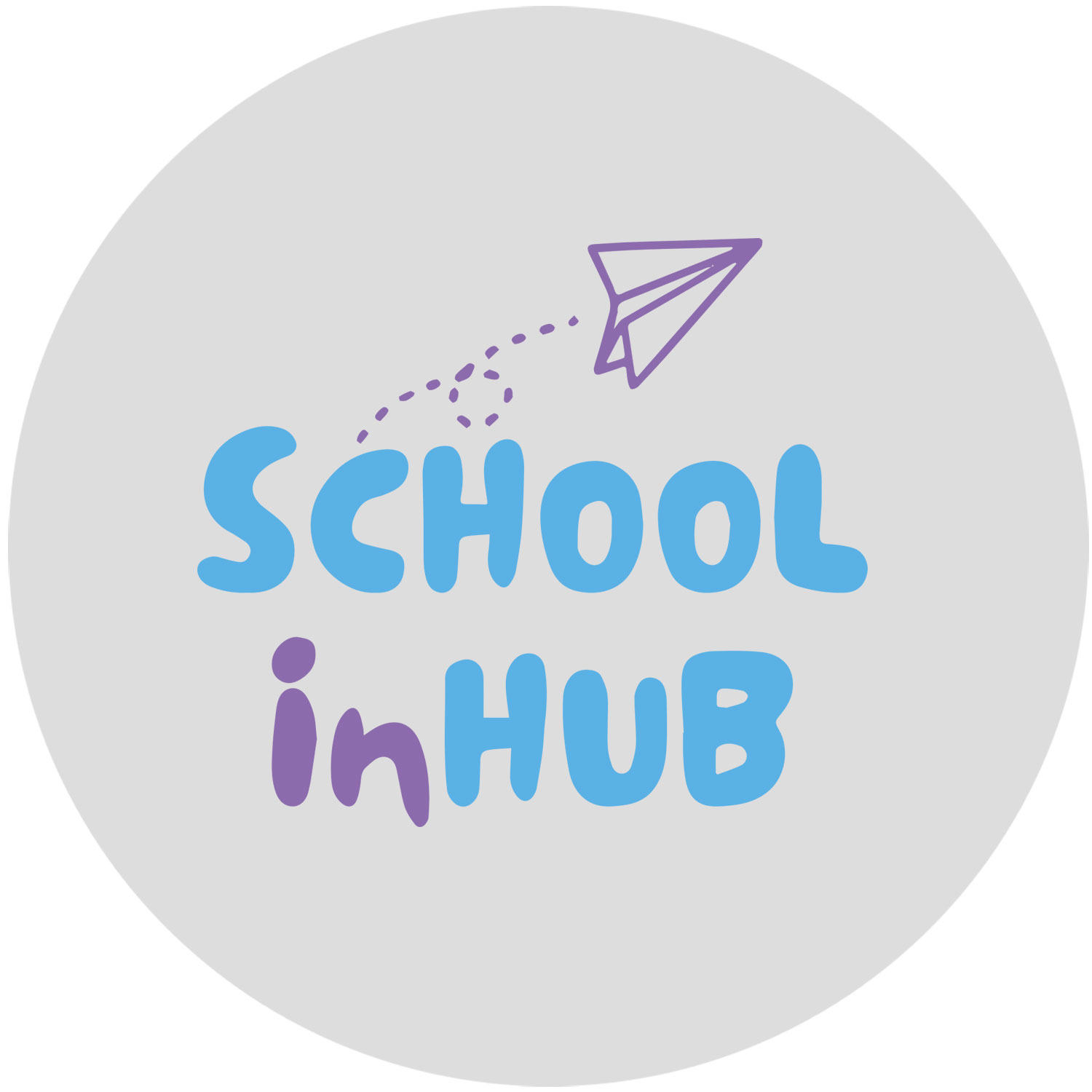 Cosmopolitanschool Berlin Logo mit School in HUB in blauen und violetten, verspielten Buchstaben und einem violetten Papierflugzeug mit einer gepunkteten Spur über dem Text auf einem hellgrauen, runden Hintergrund. loading=