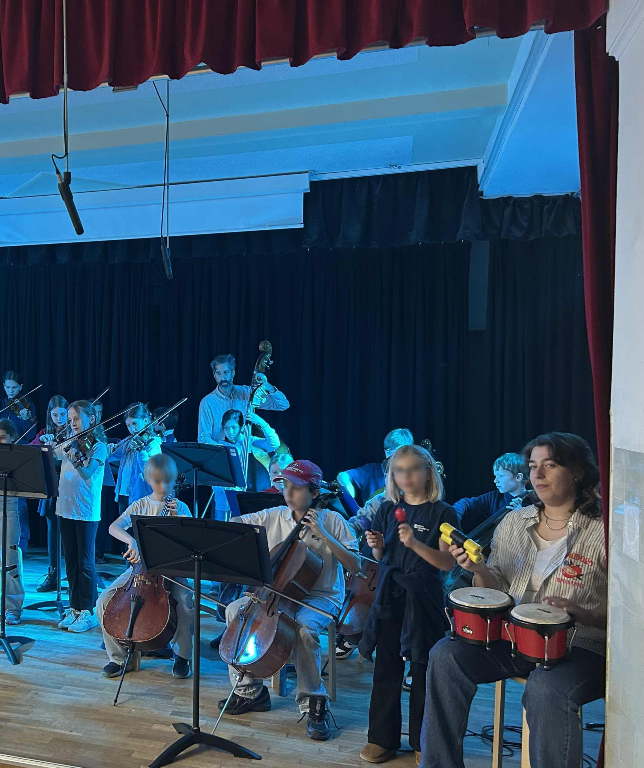 Cosmopolitanschool Berlin Kinder spielen gemeinsam in einem Orchester loading=