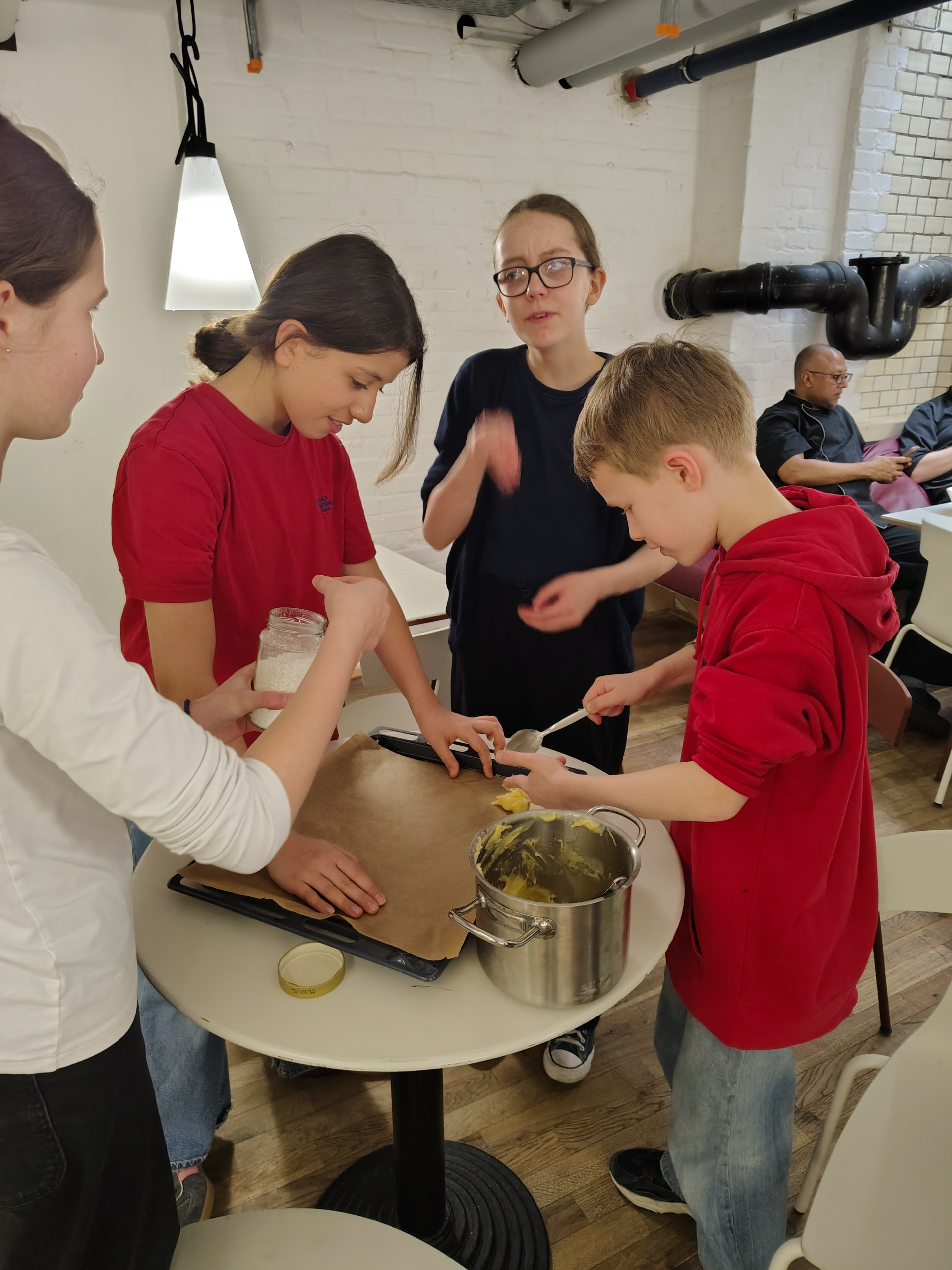 Eine Gruppe Schülernnen und Schüler backt gemeinsam etwas
