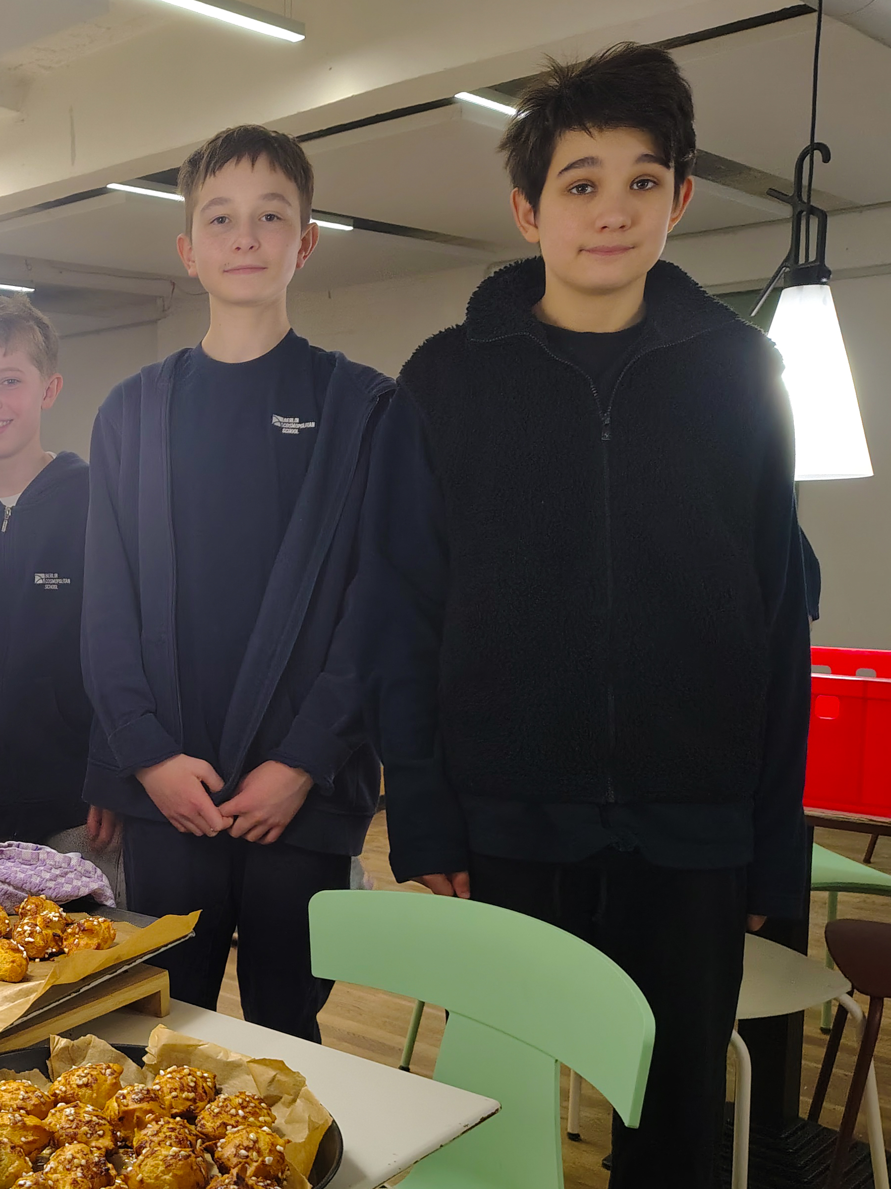 Zwei Schüler präsentieren ihre Backwaren