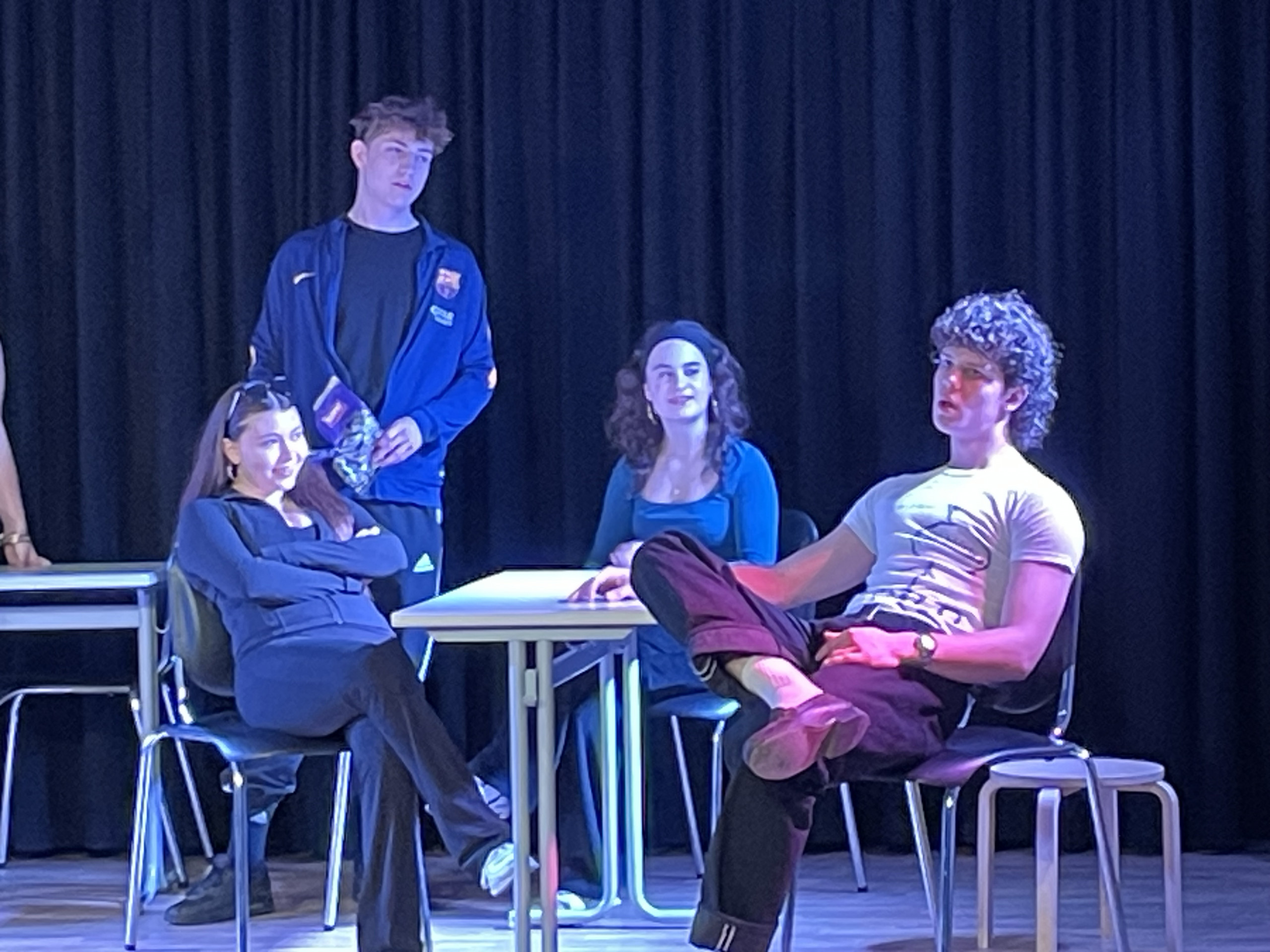 Eine Theateraufführung der 12. Klasse an der Berlin Cosmopolitanschool loading=