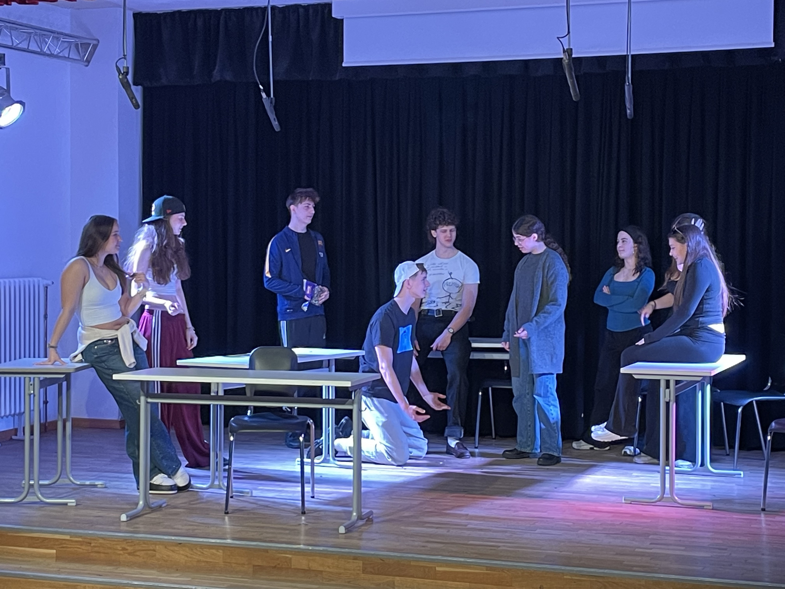 Eine Theateraufführung der 12. Klasse an der Berlin Cosmopolitanschool loading=