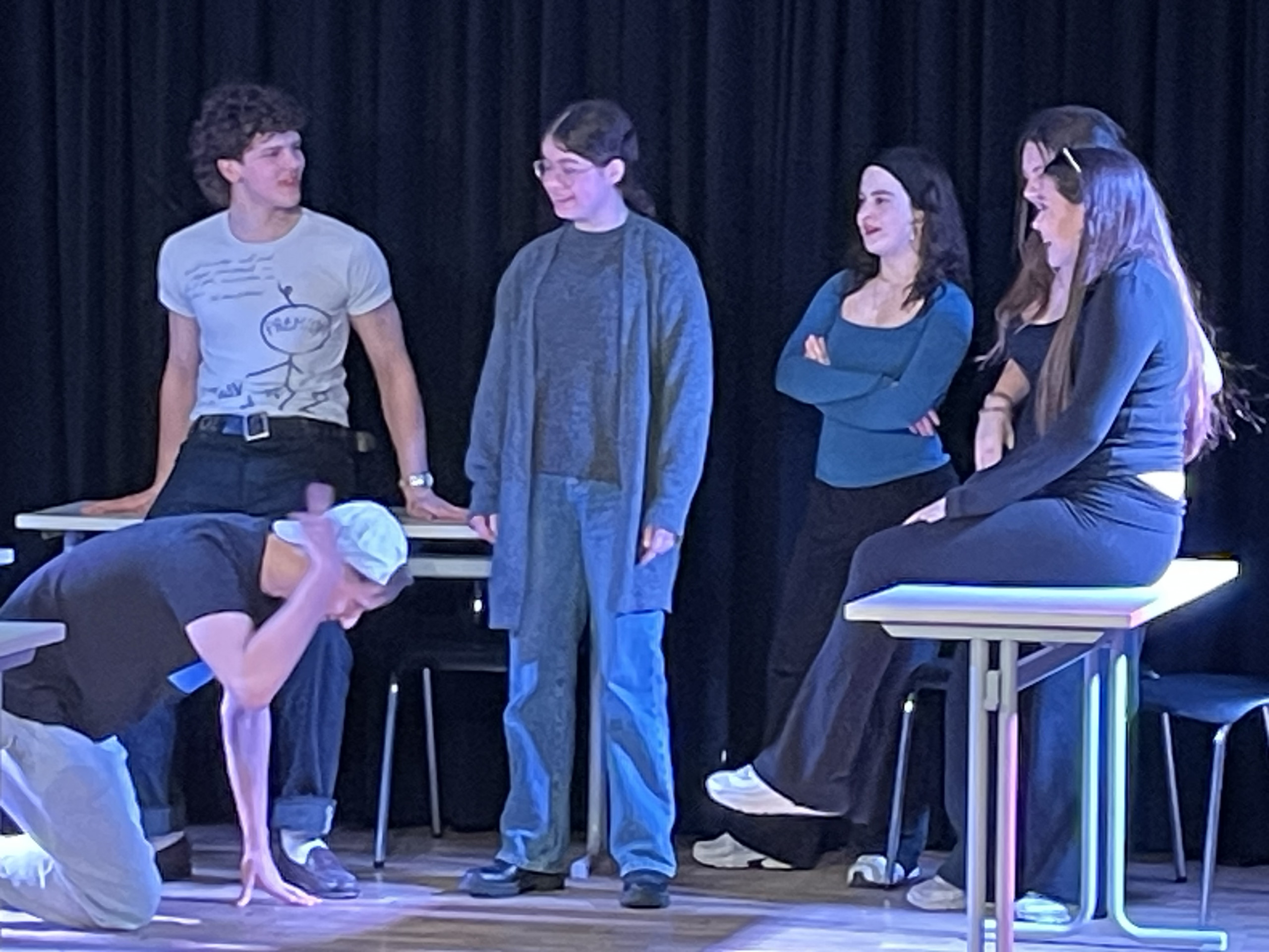 Eine Theateraufführung der 12. Klasse an der Berlin Cosmopolitanschool loading=