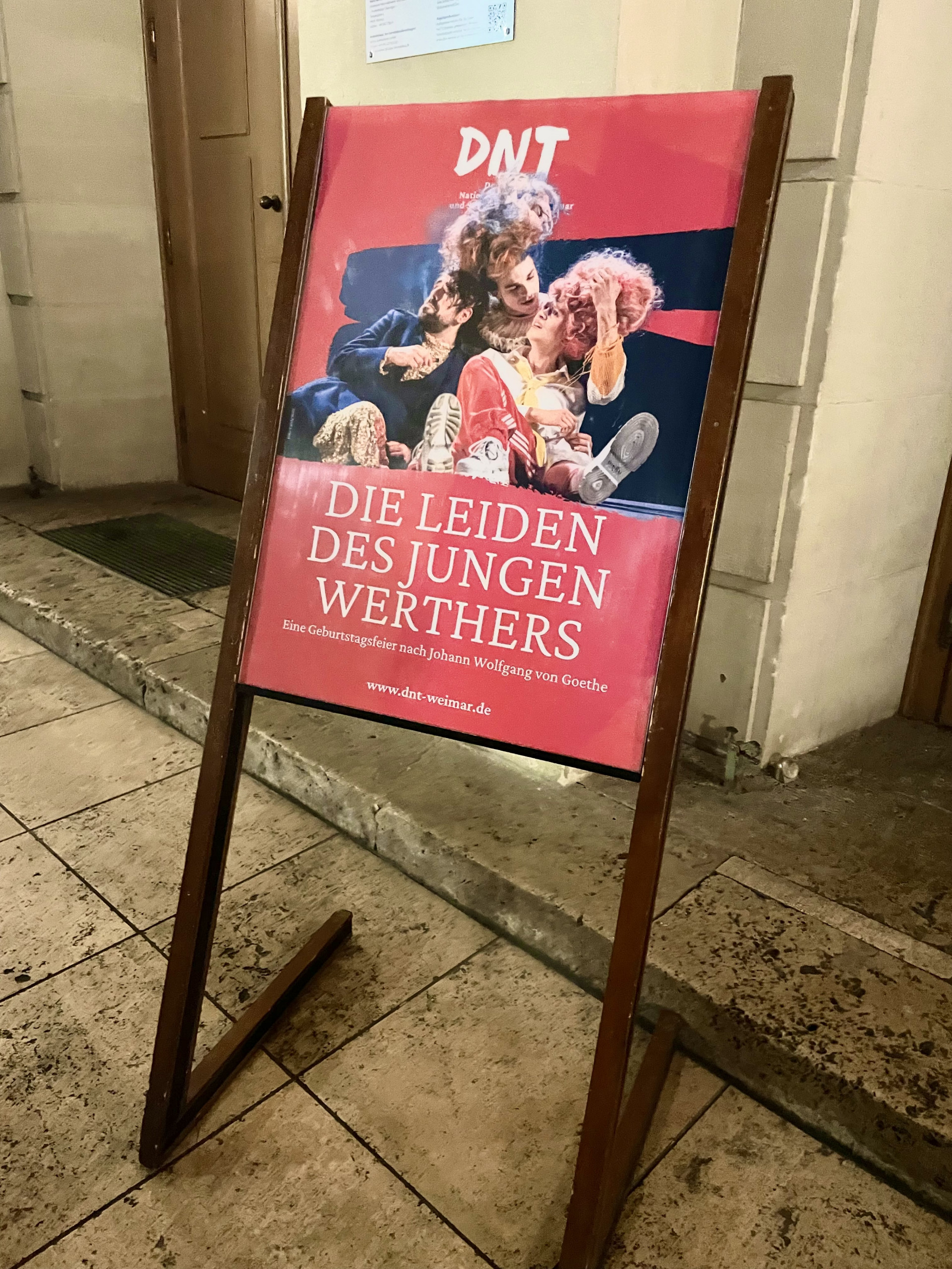 Ein Foto eines Werbeplakates für eine Theateraufführung von "Die Leiden des jungen Werther" loading=