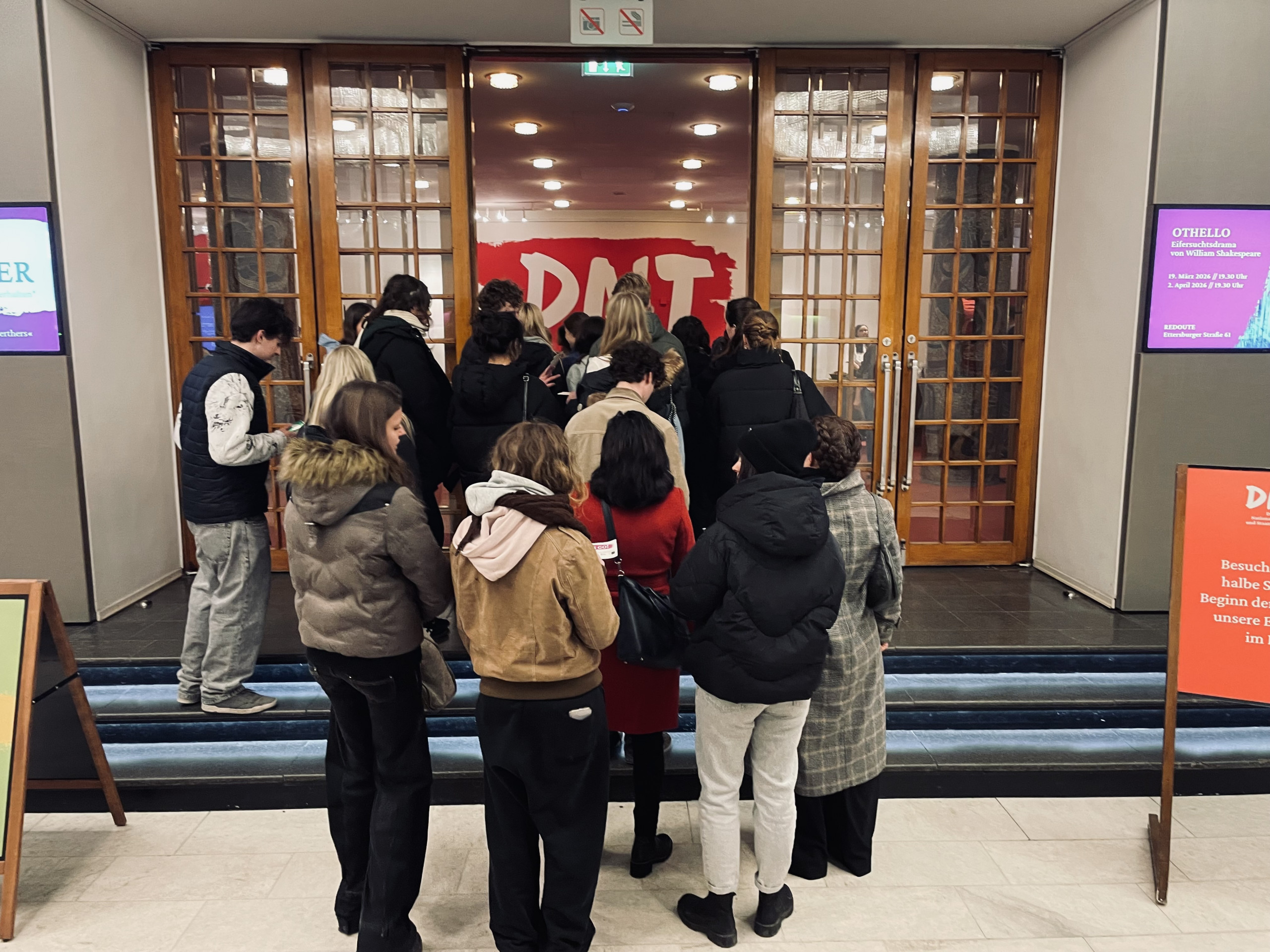 Eine Gruppe Schüler und Schülerinnen in Weimar, vor einem Theater