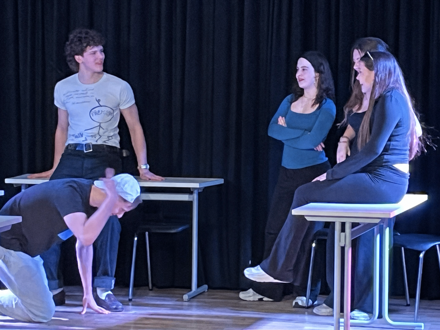 Eine Theateraufführung der 12. Klasse an der Berlin Cosmopolitanschool loading=