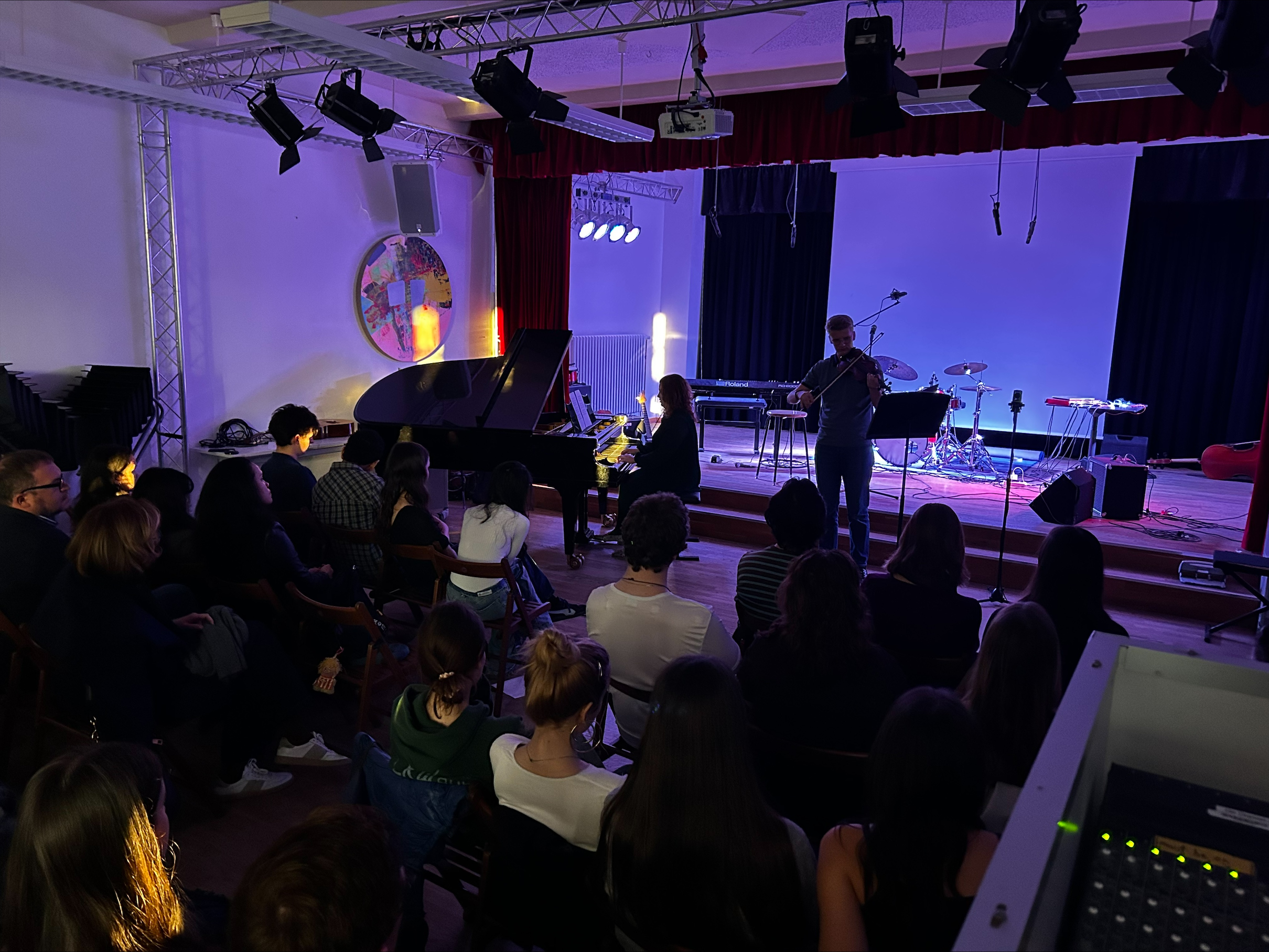 Ein herzlicher Dank geht auch an unsere engagierten Musikpädagogen Joey Ryan und Bridget Kinneary, deren Begleitung, Leidenschaft und Einsatz diesen Abend möglich gemacht haben. Ihre Arbeit zeigt die Stärke des BCS-Musikprogramms und seinen prägenden Einfluss auf unsere Schülerinnen und Schüler. loading=