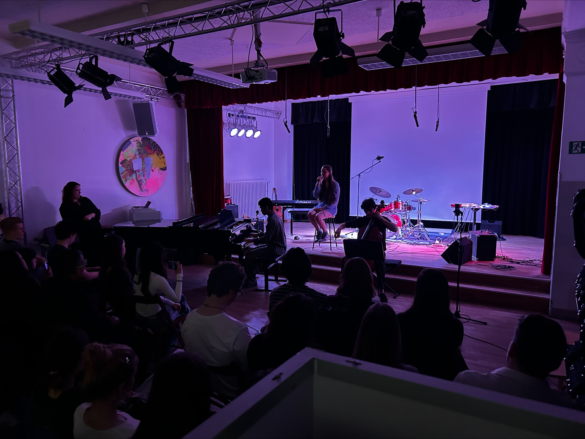 Ein herzlicher Dank geht auch an unsere engagierten Musikpädagogen Joey Ryan und Bridget Kinneary, deren Begleitung, Leidenschaft und Einsatz diesen Abend möglich gemacht haben. Ihre Arbeit zeigt die Stärke des BCS-Musikprogramms und seinen prägenden Einfluss auf unsere Schülerinnen und Schüler.