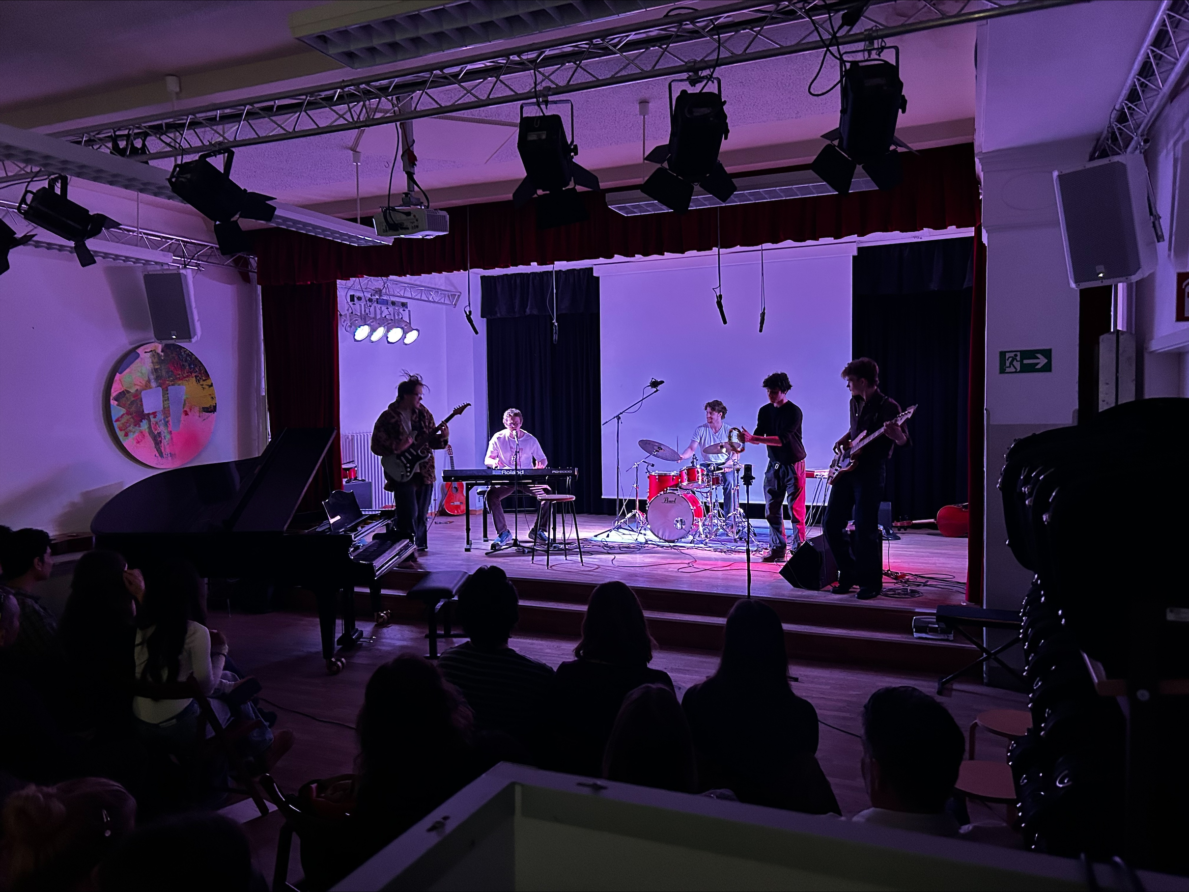 Schüler und Schülerinnen spielen Musik auf einer Bühne