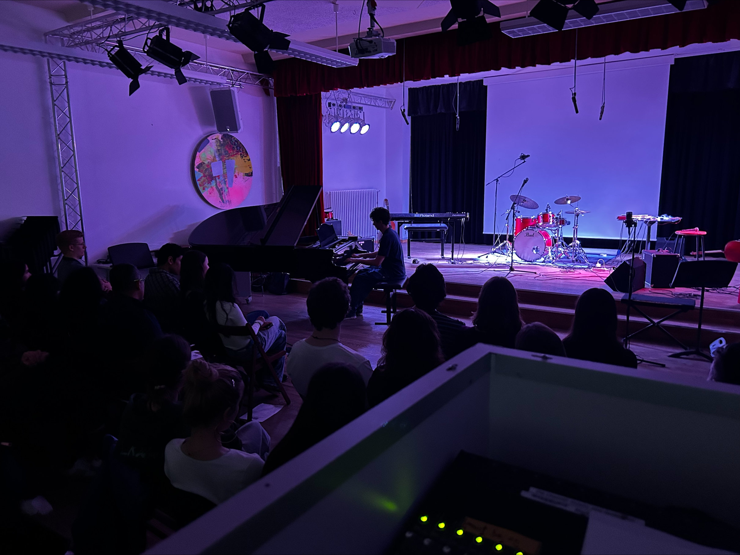 Ein herzlicher Dank geht auch an unsere engagierten Musikpädagogen Joey Ryan und Bridget Kinneary, deren Begleitung, Leidenschaft und Einsatz diesen Abend möglich gemacht haben. Ihre Arbeit zeigt die Stärke des BCS-Musikprogramms und seinen prägenden Einfluss auf unsere Schülerinnen und Schüler.