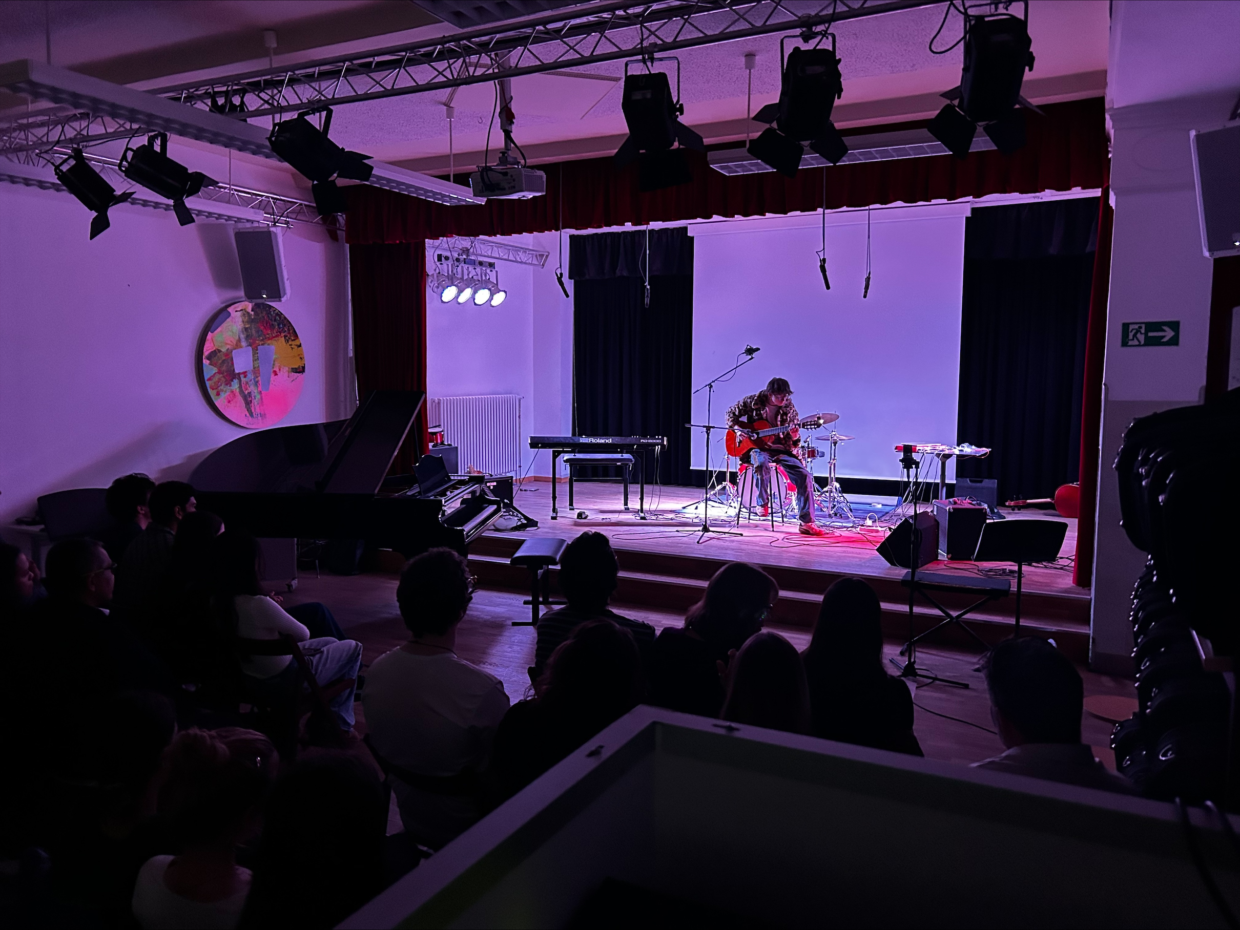 Schüler und Schülerinnen spielen Musik auf einer Bühne