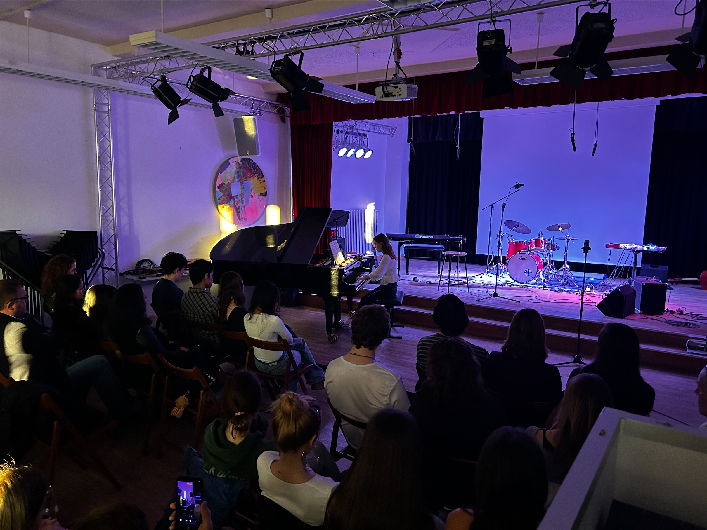 Ein herzlicher Dank geht auch an unsere engagierten Musikpädagogen Joey Ryan und Bridget Kinneary, deren Begleitung, Leidenschaft und Einsatz diesen Abend möglich gemacht haben. Ihre Arbeit zeigt die Stärke des BCS-Musikprogramms und seinen prägenden Einfluss auf unsere Schülerinnen und Schüler.