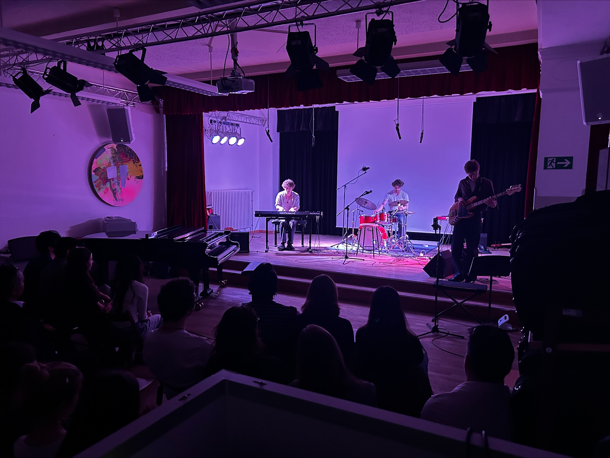 Ein herzlicher Dank geht auch an unsere engagierten Musikpädagogen Joey Ryan und Bridget Kinneary, deren Begleitung, Leidenschaft und Einsatz diesen Abend möglich gemacht haben. Ihre Arbeit zeigt die Stärke des BCS-Musikprogramms und seinen prägenden Einfluss auf unsere Schülerinnen und Schüler. loading=