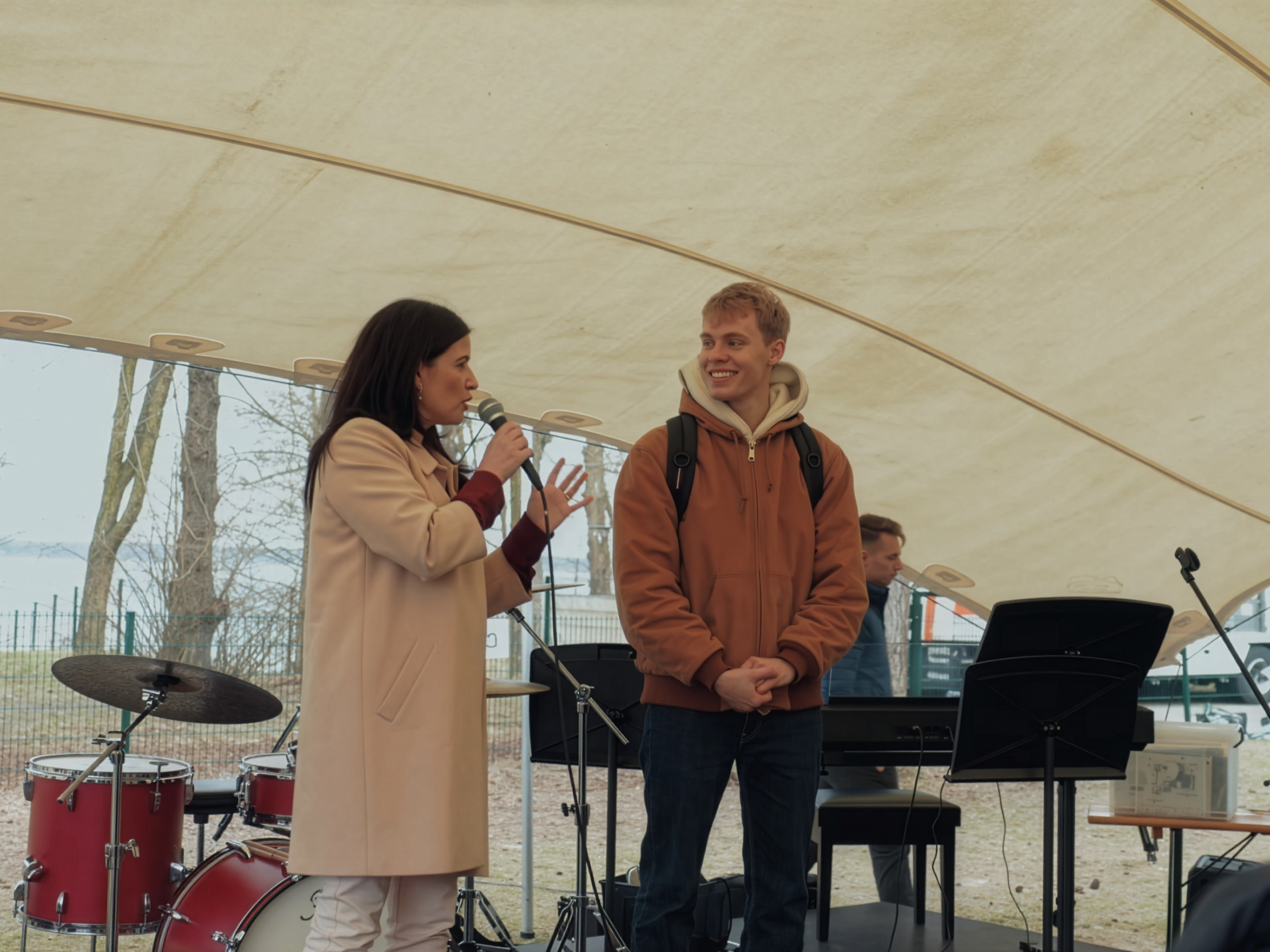 Zwei Menschen halten eine Ansprache auf einer Bühne