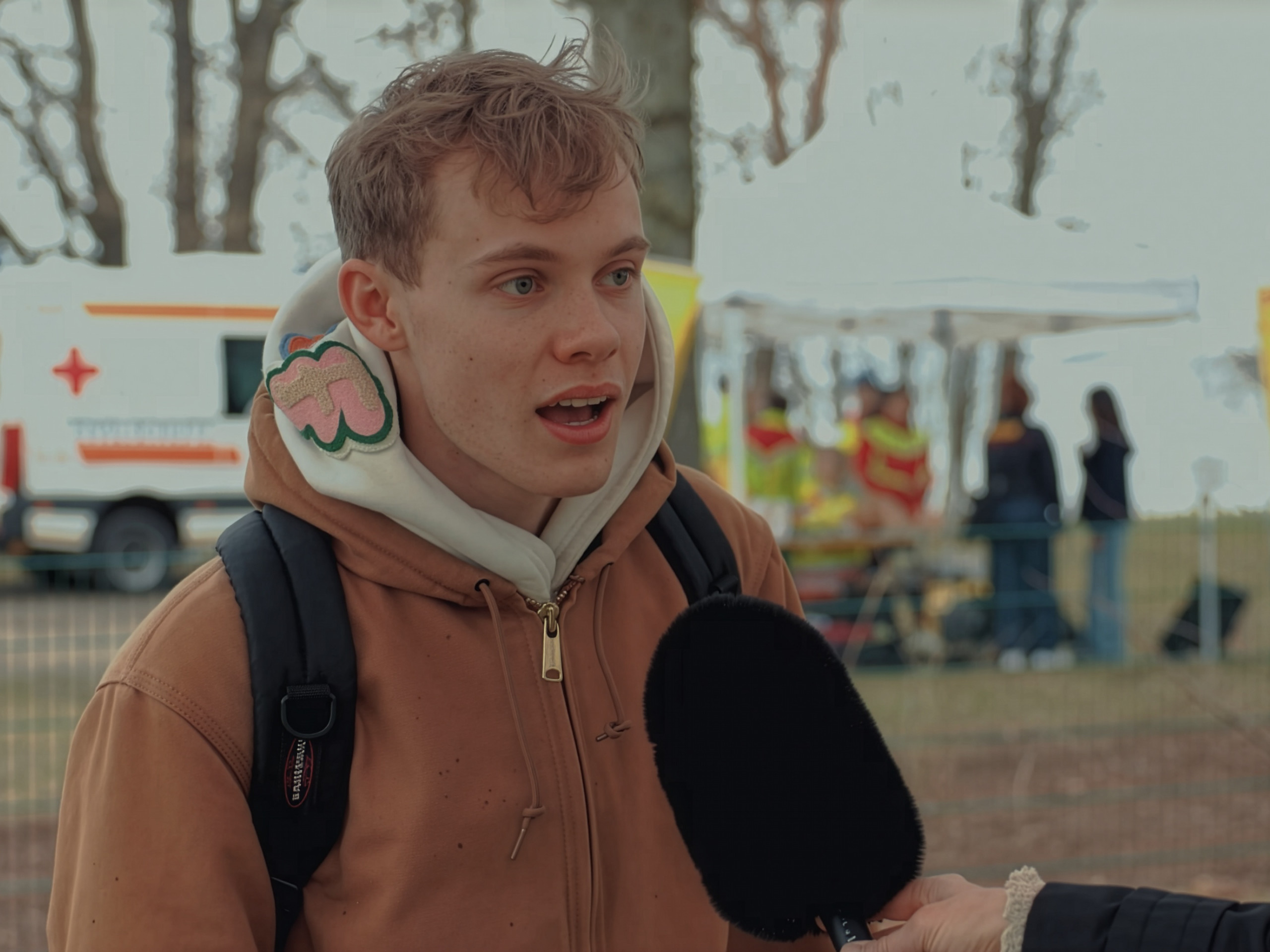 Ein Schüler der Berlin Cosmopolitanschool gibt ein Interview