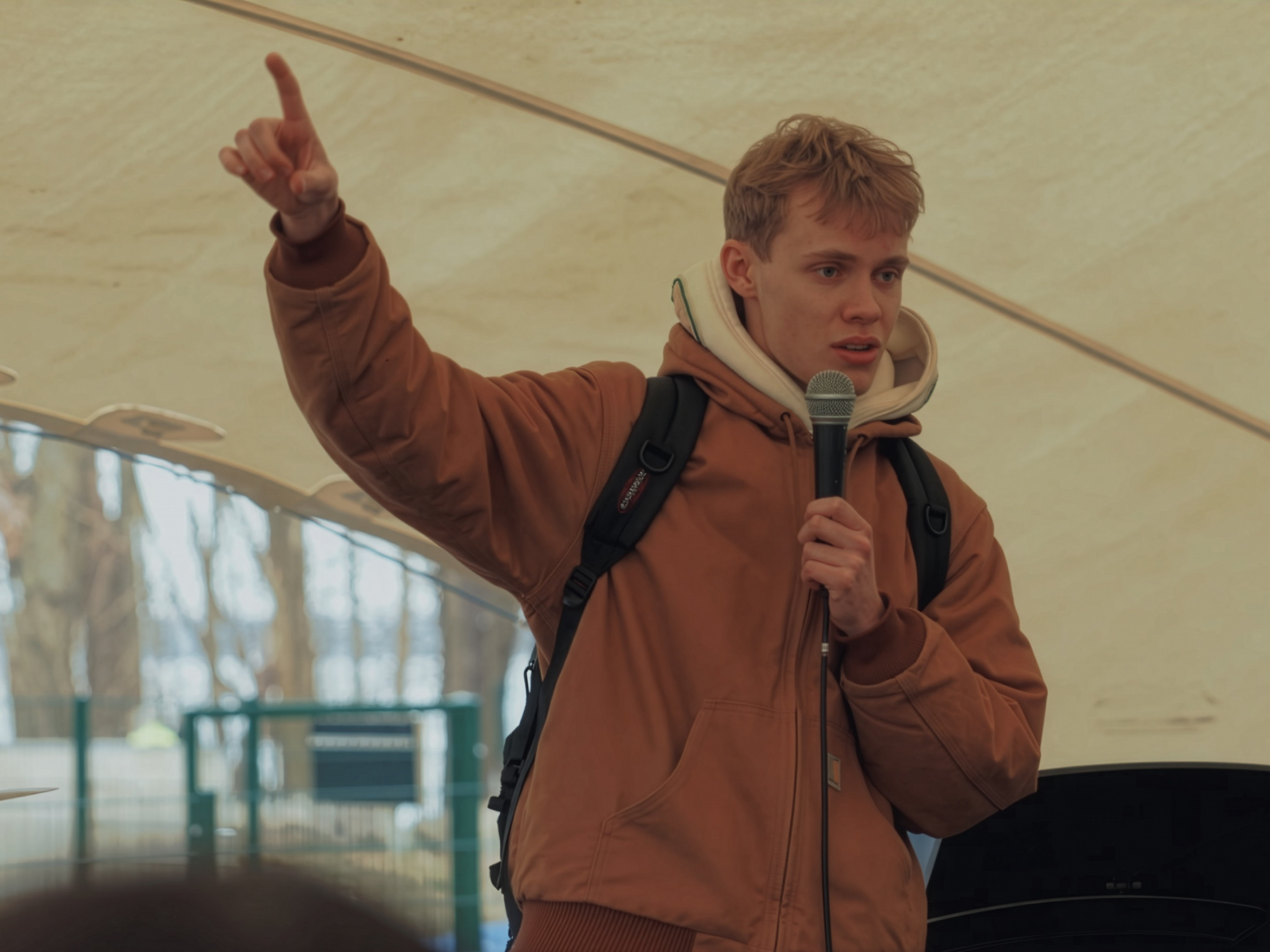 Ein Schüler der Berlin Cosmopolitanschool hält eine Ansprache auf einer Bühne