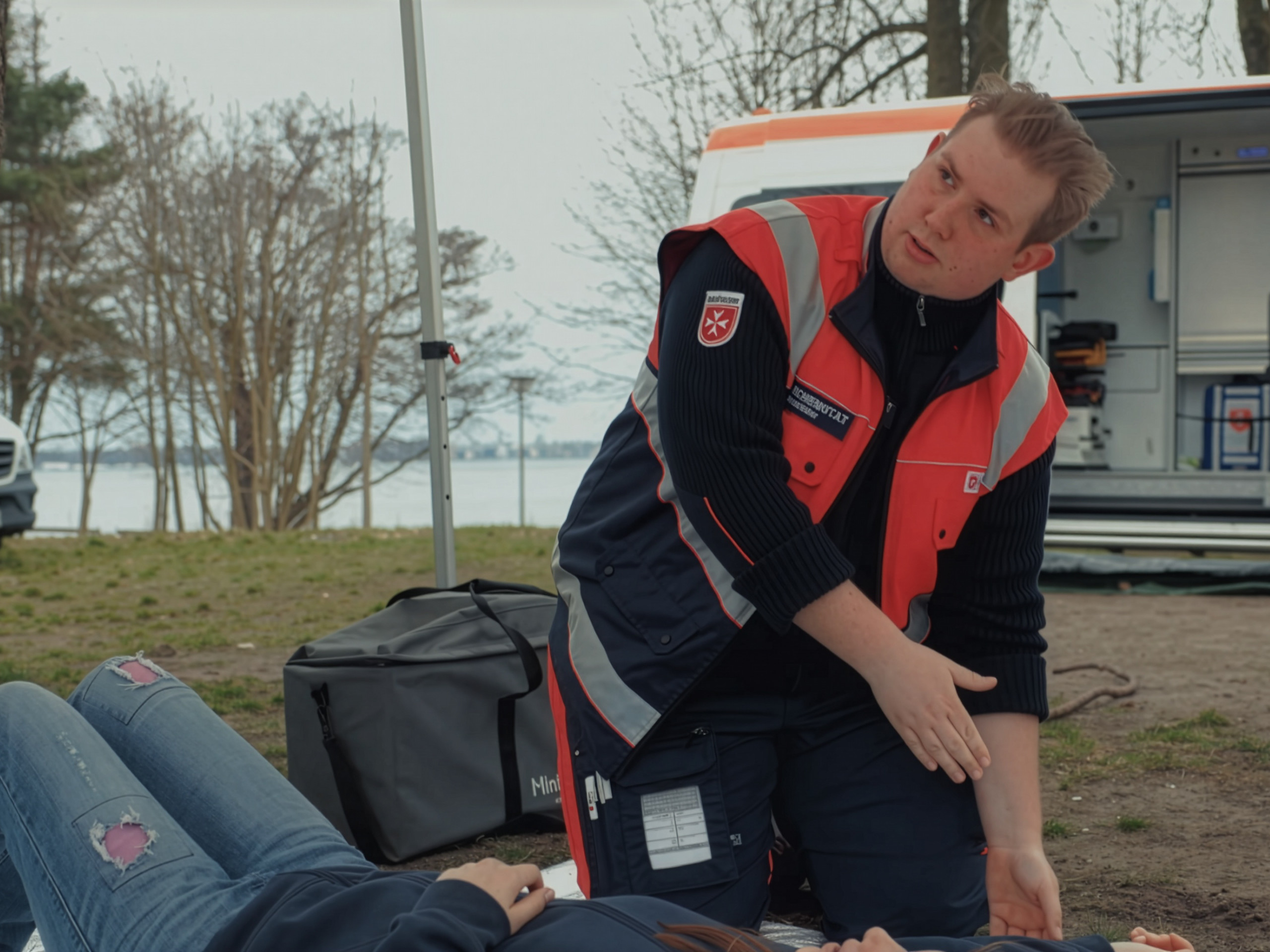 Ein Rettungssanitäter demonstriert eine Rettung