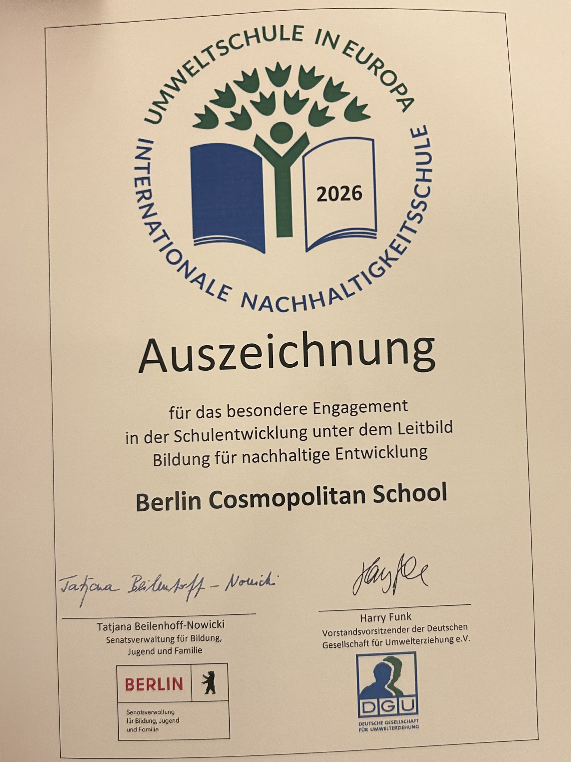 Urkunde mit dem Logo der Umweltschule in Europa und dem Text zur Auszeichnung der Berlin Cosmopolitan School für besonderes Engagement in nachhaltiger Schulentwicklung loading=