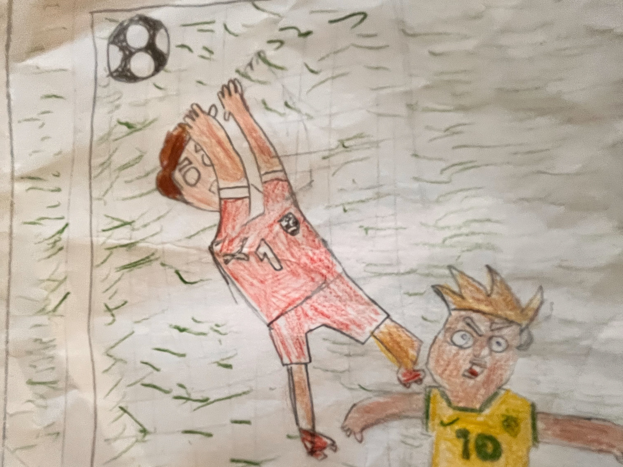 Zwei Kinder spielen Fußball, eines in rotem Trikot mit der Nummer 7 fängt den Ball mit den Händen, das andere in gelbem Trikot mit der Nummer 10 versucht den Ball zu erreichen. loading=